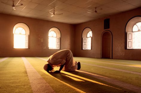 muslim-man-prays-in-mosque_orig